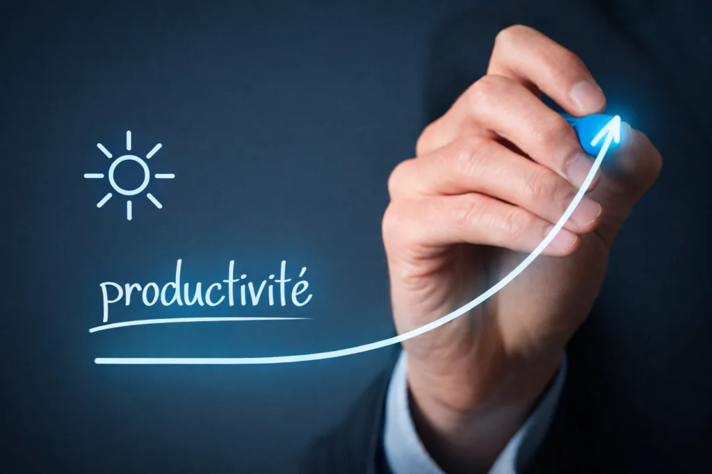 Main traçant une courbe de productivité en hausse