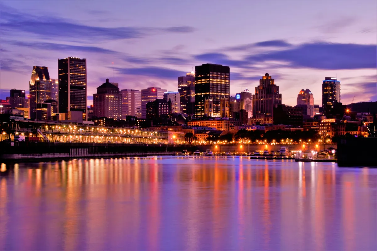 Centre-ville de Montréal au crépuscule, lieu de nos formations vente en présentiel